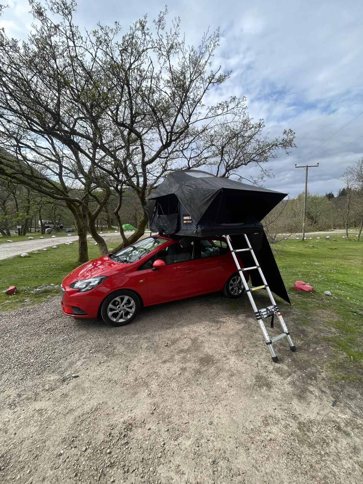 TentBox Lite Windbreak - A sheltering wall for your roof tent