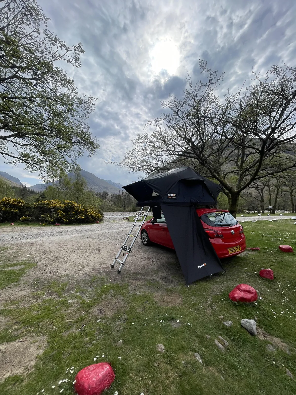TentBox Lite Windbreak - A sheltering wall for your roof tent