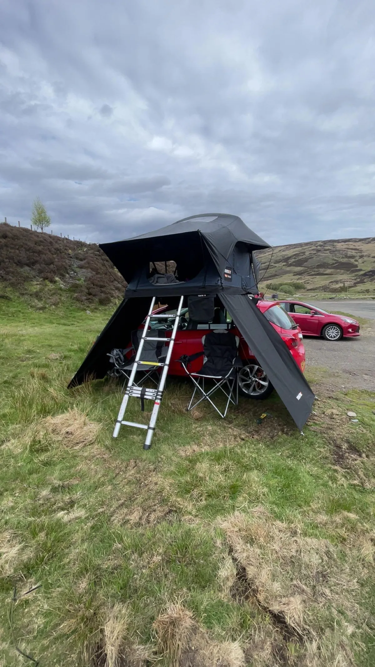 TentBox Lite Windbreak - A sheltering wall for your roof tent