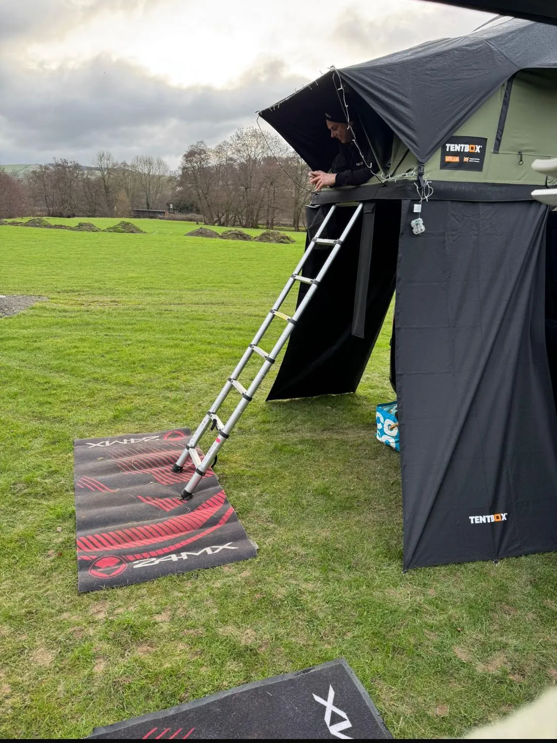 TentBox Lite Windbreak - A sheltering wall for your roof tent