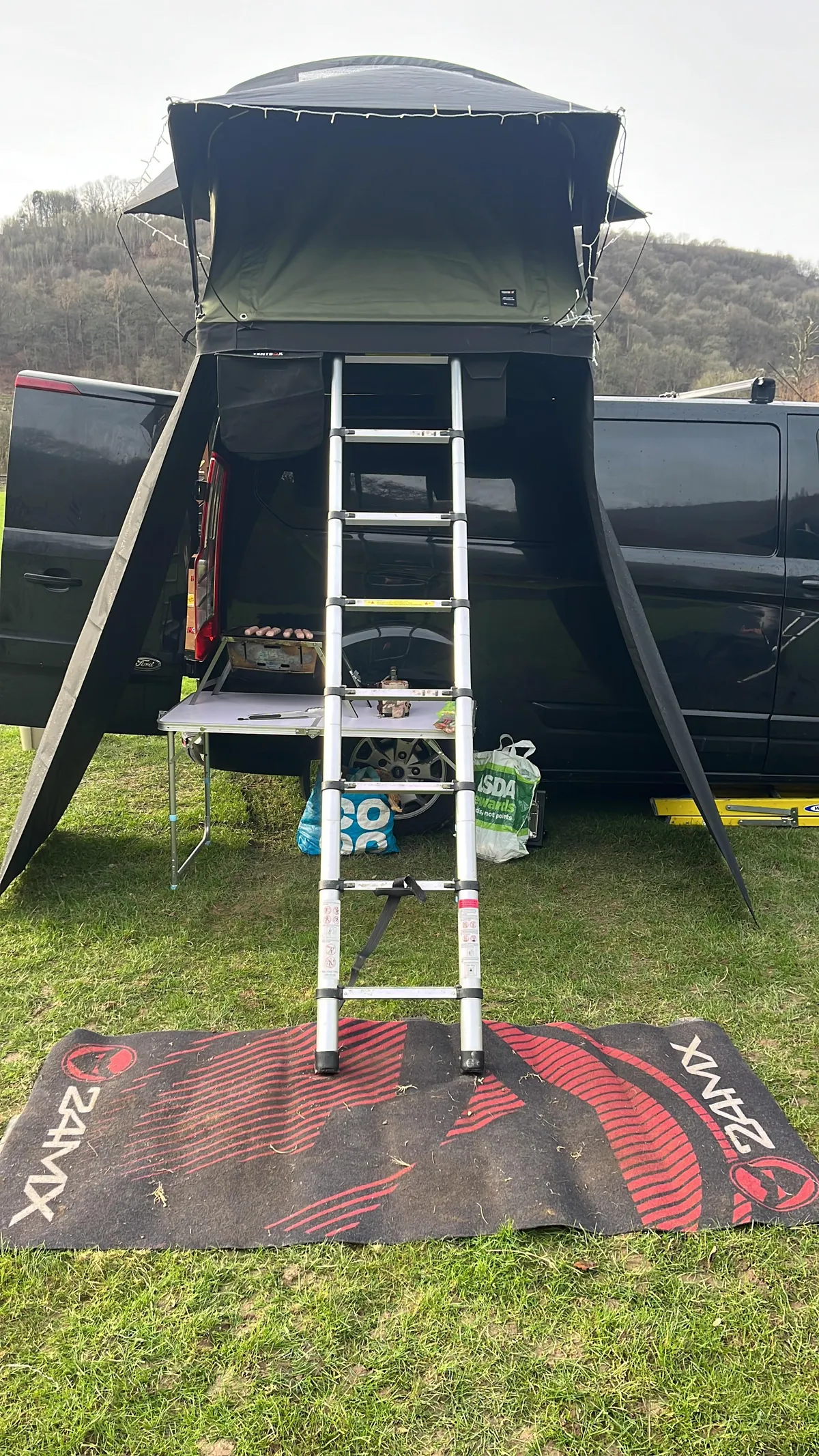 TentBox Lite Windbreak - A sheltering wall for your roof tent
