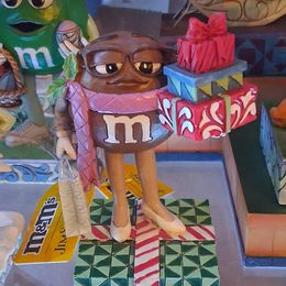 M&M'S Brown Charac w/ Presents – Jim Shore