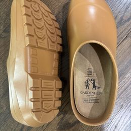 Italian Garden Clogs in Butter