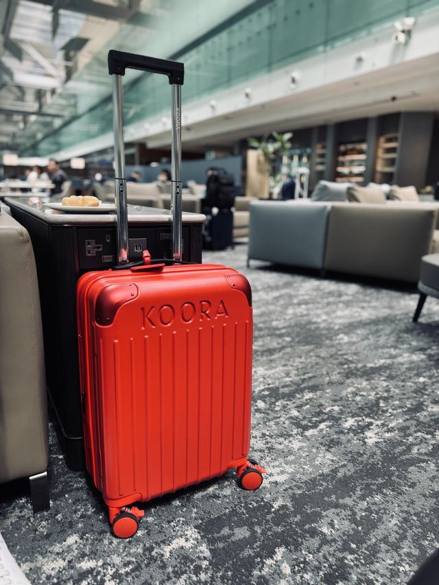 I recently purchased this carry-on bag, and I couldn’t be more impressed! It’s the perfect size for weekend trips and fits in the overhead compartment without any issues. The material feels durable, yet lightweight, and I love the sleek design. The wheels roll smoothly in every direction, making it easy to navigate through crowded airports.
I would definitely recommend KOORA to my friends and family.